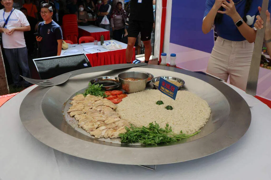 这盘超大鸡饭直径0.83米，包含3.2公斤饭、1.2公斤鸡肉，以及0.6公斤蔬菜，总重量达5公斤。（梁麒麟摄）