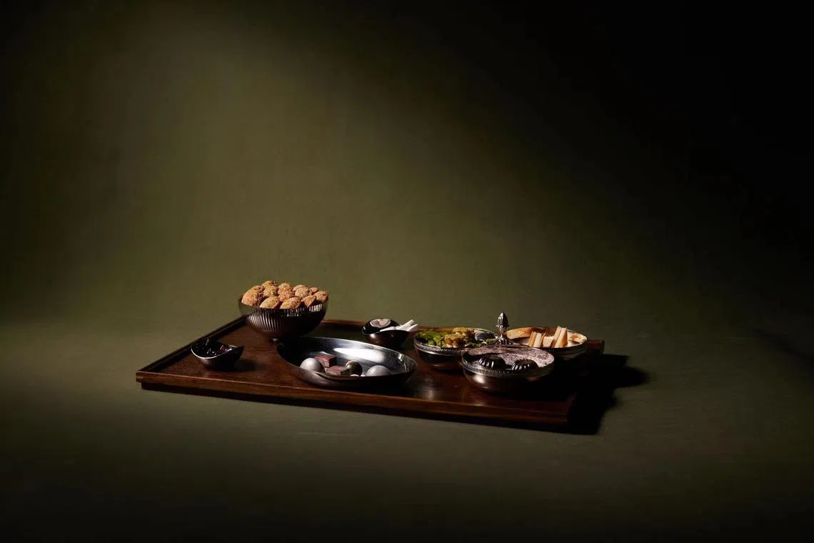 杨媛婷在上海的EHB餐馆负责甜点制作，图为春季的法式小点petit four。（餐馆提供）