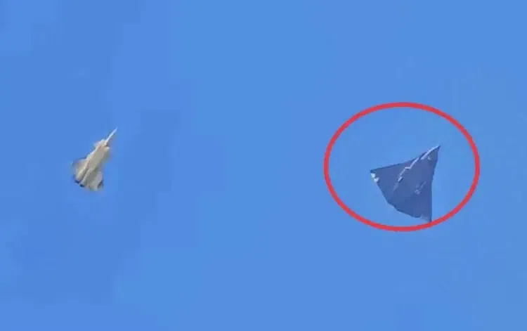 微博星期四出现大量照片和视频，显示一架外型科幻新型战机（右）在成都闹市上空试飞，该战机机翼为大型三角翼，且没有水平尾翼，一架黄色涂装的歼-20战机（左）并与新型战机伴飞。（互联网）