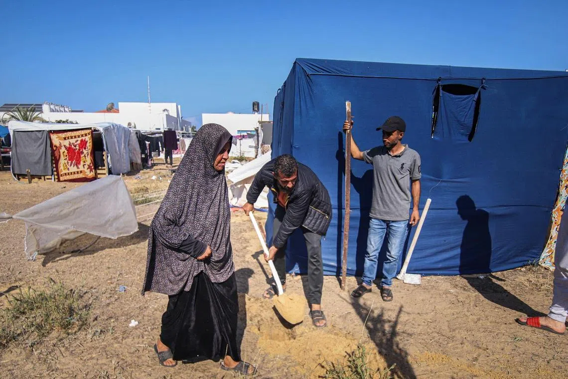 星期五在联合国近东巴勒斯坦难民救济和工程处（UNRWA）在加沙地带汗尤尼斯西部的一个难民营，工作人员正准备为难民搭建更多帐篷。（彭博社）