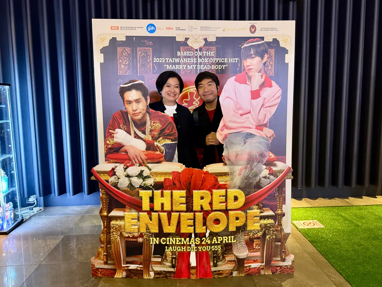 导演Chayanop Boonprakob（右）和泰国驻新加坡大使Ureerat Chareontoh（左）出席《冥婚闹泰大》的新加坡首映会。（嘉华院线提供）