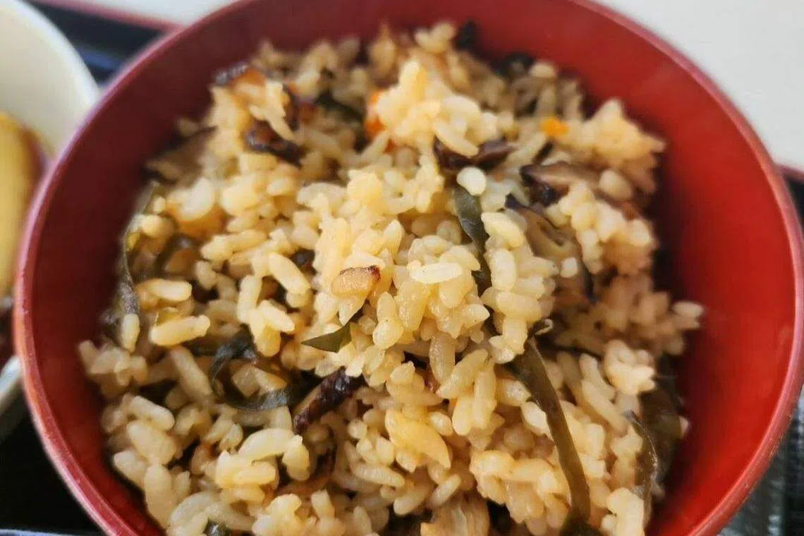 冲绳综合饭以鱼汤煮成，还加了猪肉、昆布、菇和红萝卜。（陈爱薇摄）