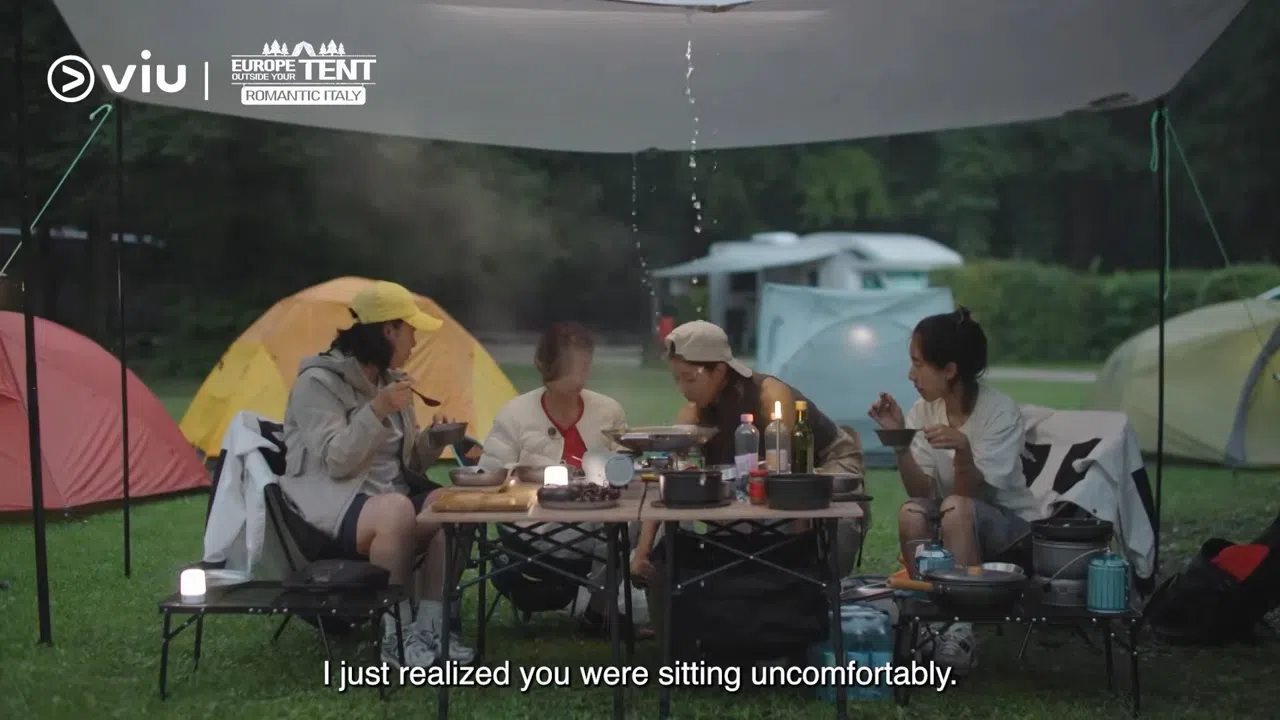 四人在意大利搭帐篷露营，采买食物烹饪。（视频截图）