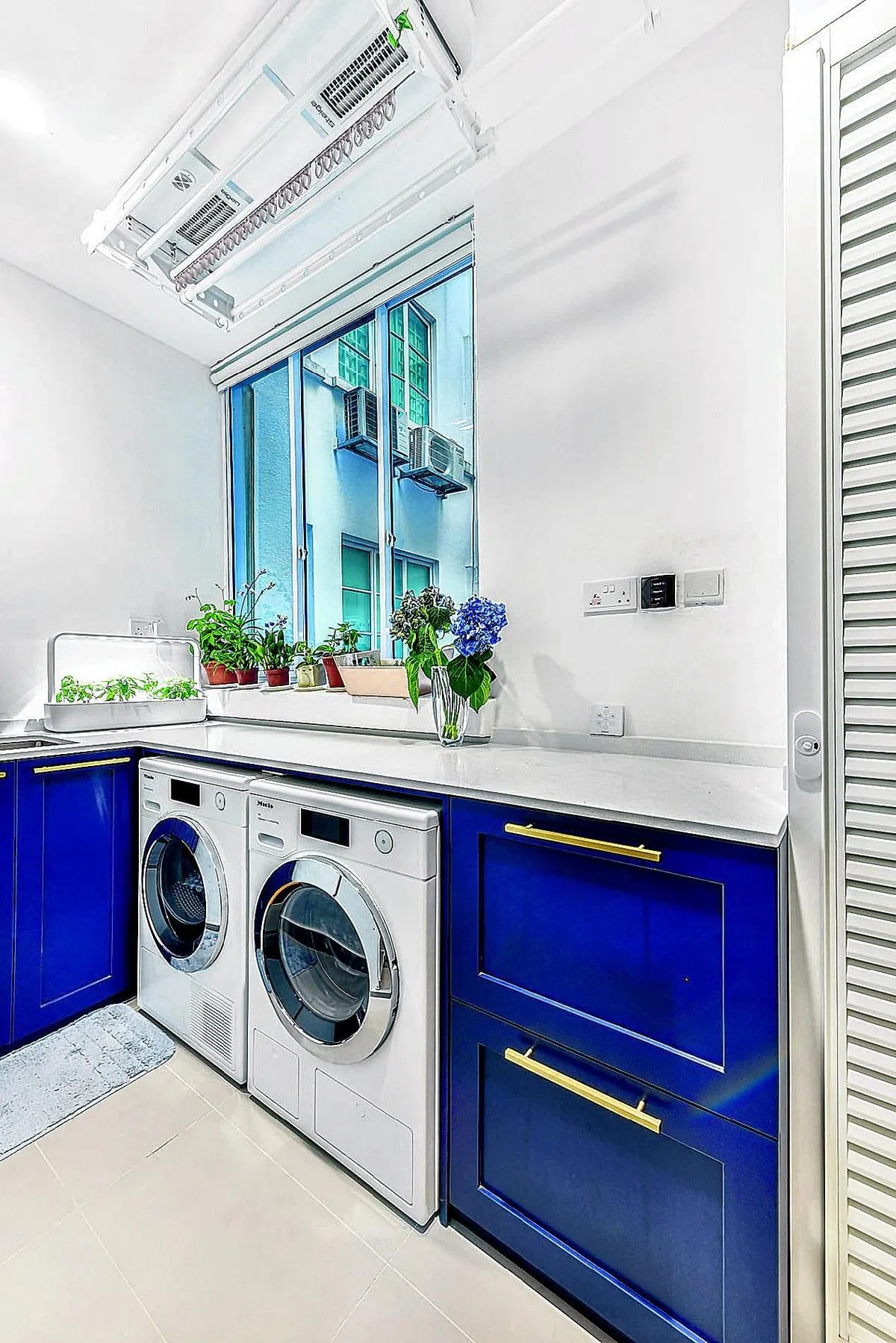 采用蓝白为主色的厨房清爽亮丽，略带欧式风情。（idfferent Design Pte Ltd提供图片）