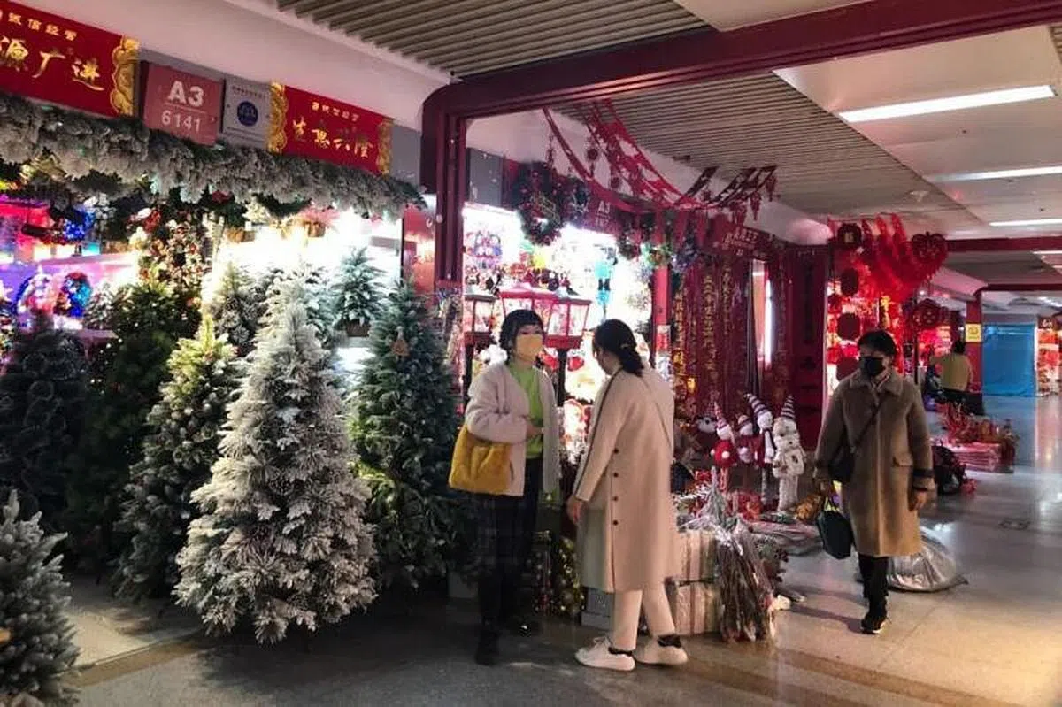  “世界小商品之都”浙江义乌今年8月经历了一轮疫情，随后也推出高达5000元的主动报告奖励措施。（互联网）