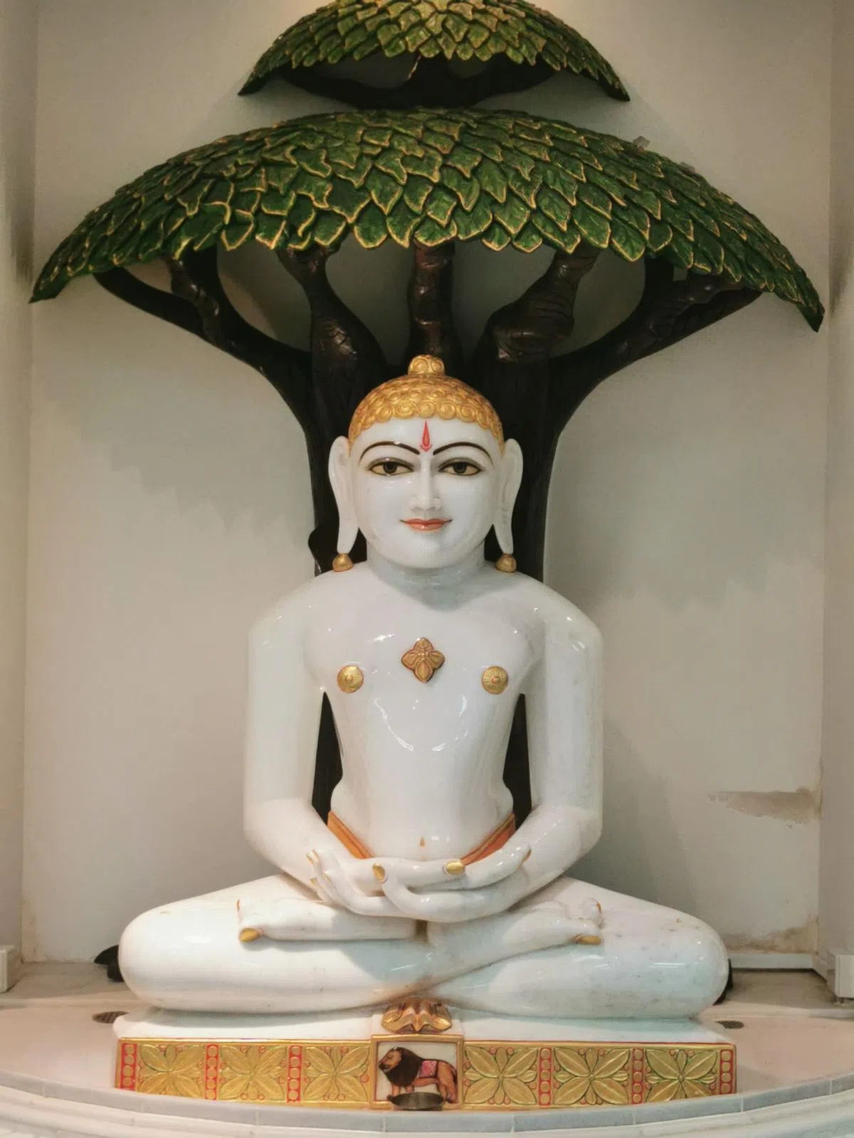 这尊耆那教第24位祖师马哈维亚的圣像，是在2009年从印度请到新加坡。（陈爱薇摄）