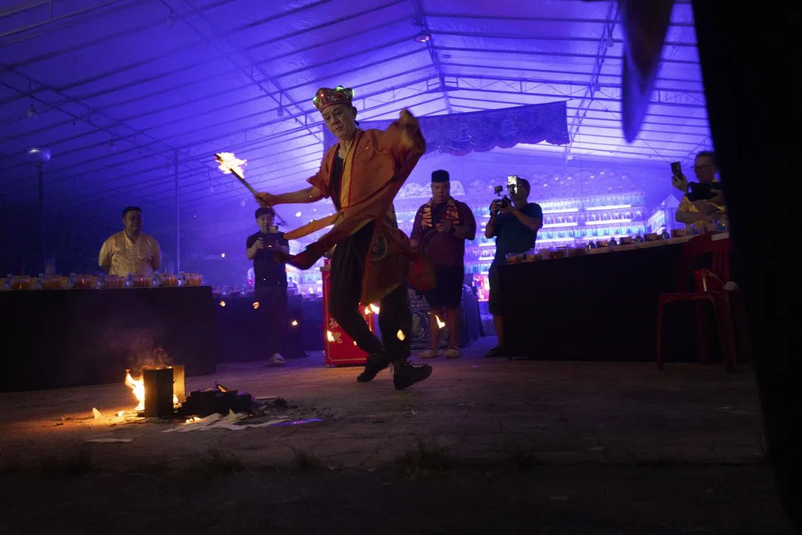 黎卓梁师傅的每个动作都劲道十足。（龙国雄摄）