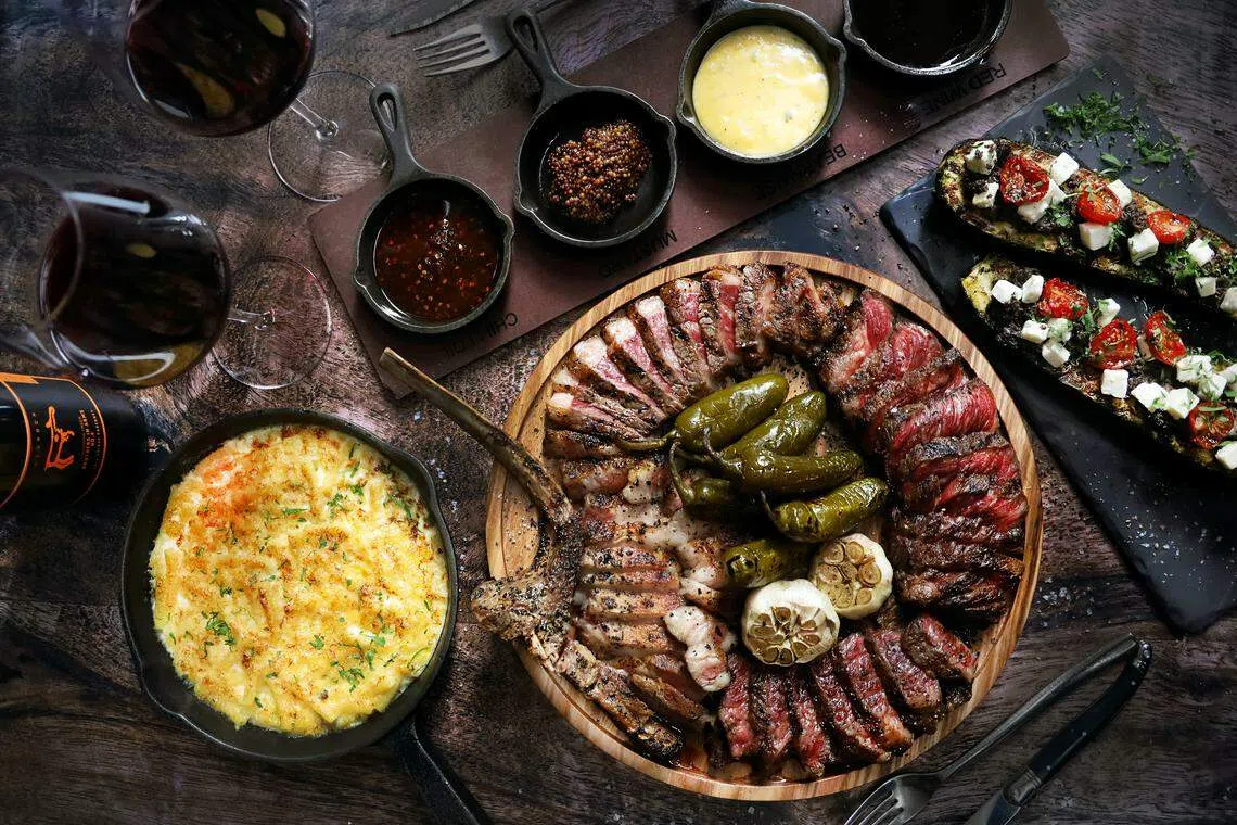 Bedrock Bar & Grill的15周年套餐，三款牛肉和一款猪肉，再加招牌烤芝士通心粉和地中海风味西葫芦。（餐馆提供）