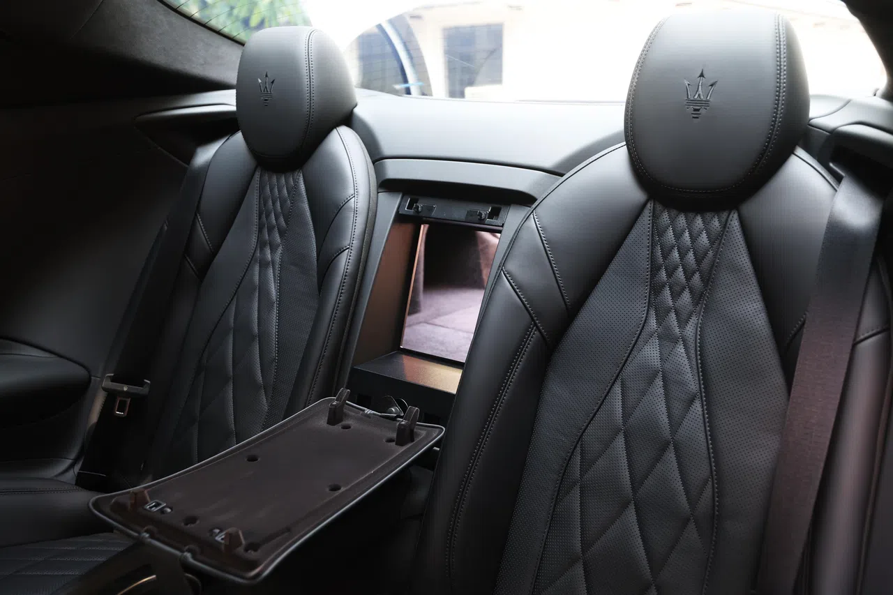 后座中间的滑雪板开口，由一片简单的塑料板盖住。（蔡家增摄）