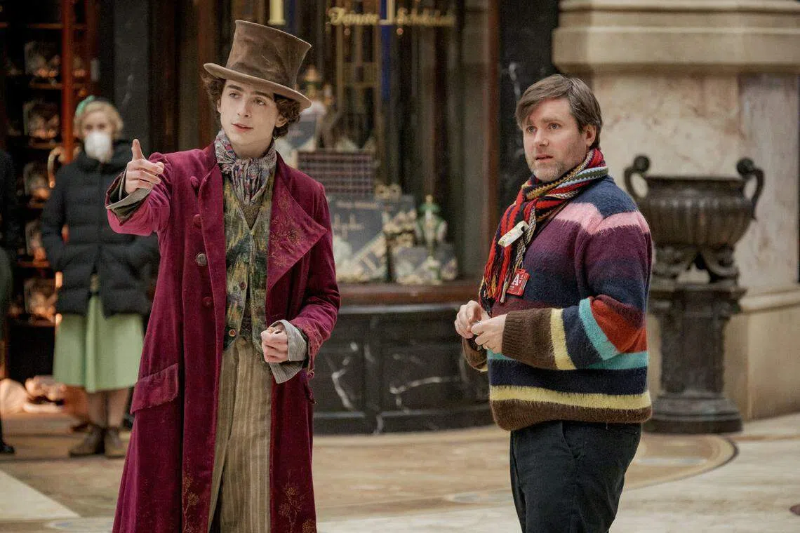 《旺卡》导演Paul King（右）自认是Timothee Chalamet（左）的铁粉。（Warner Bros. Pictures提供）