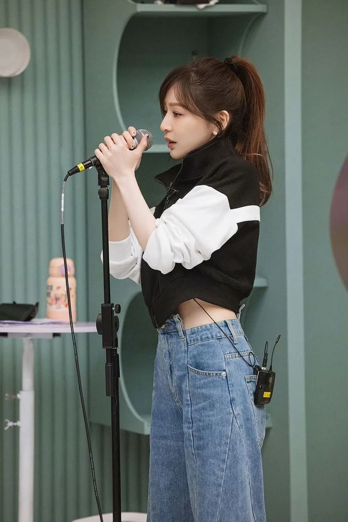 王心凌在后台为演出练习。（互联网）