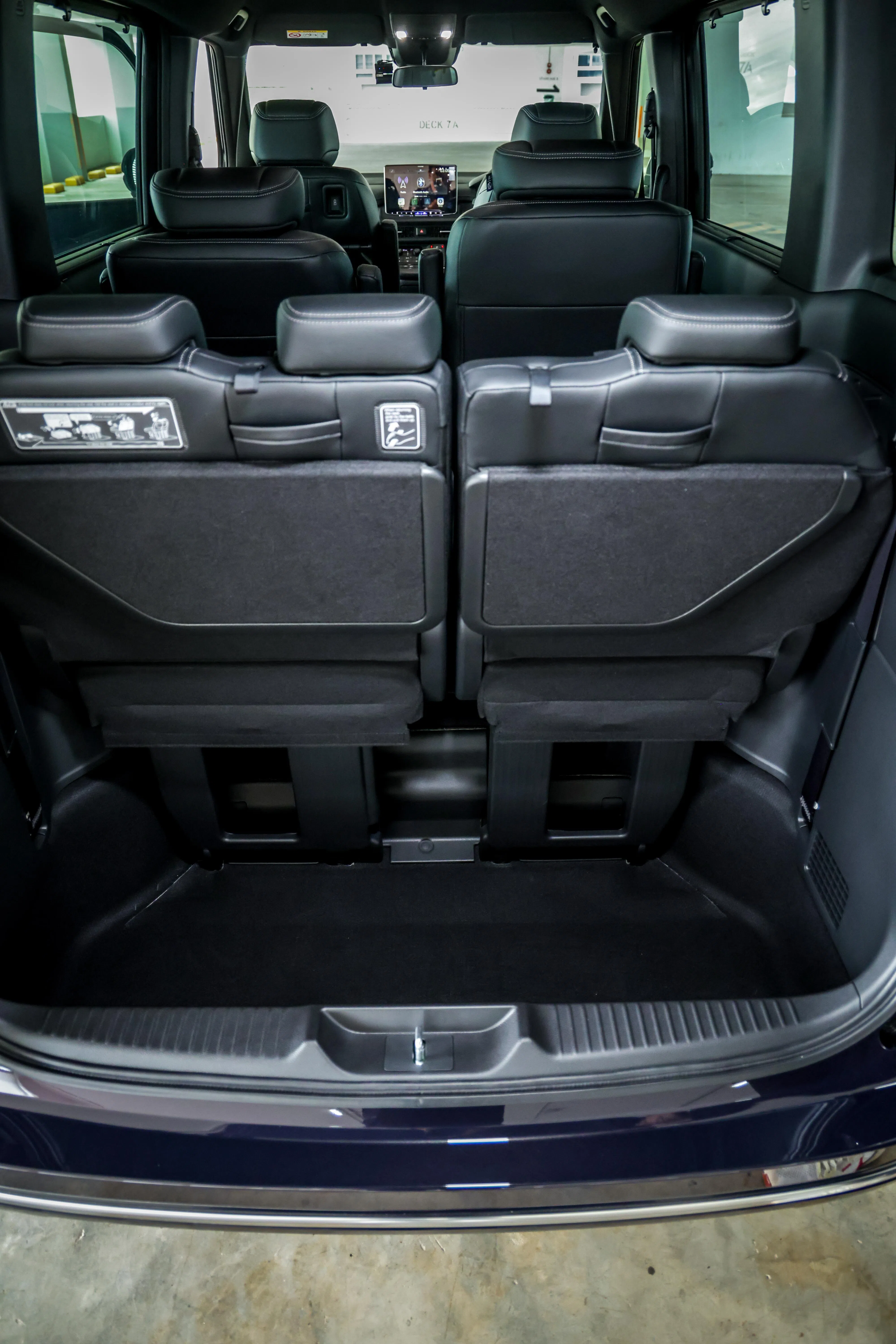 尾厢采用下沉式设计，即使载满乘客仍可放入至少两个中型行李箱。（叶振忠摄）