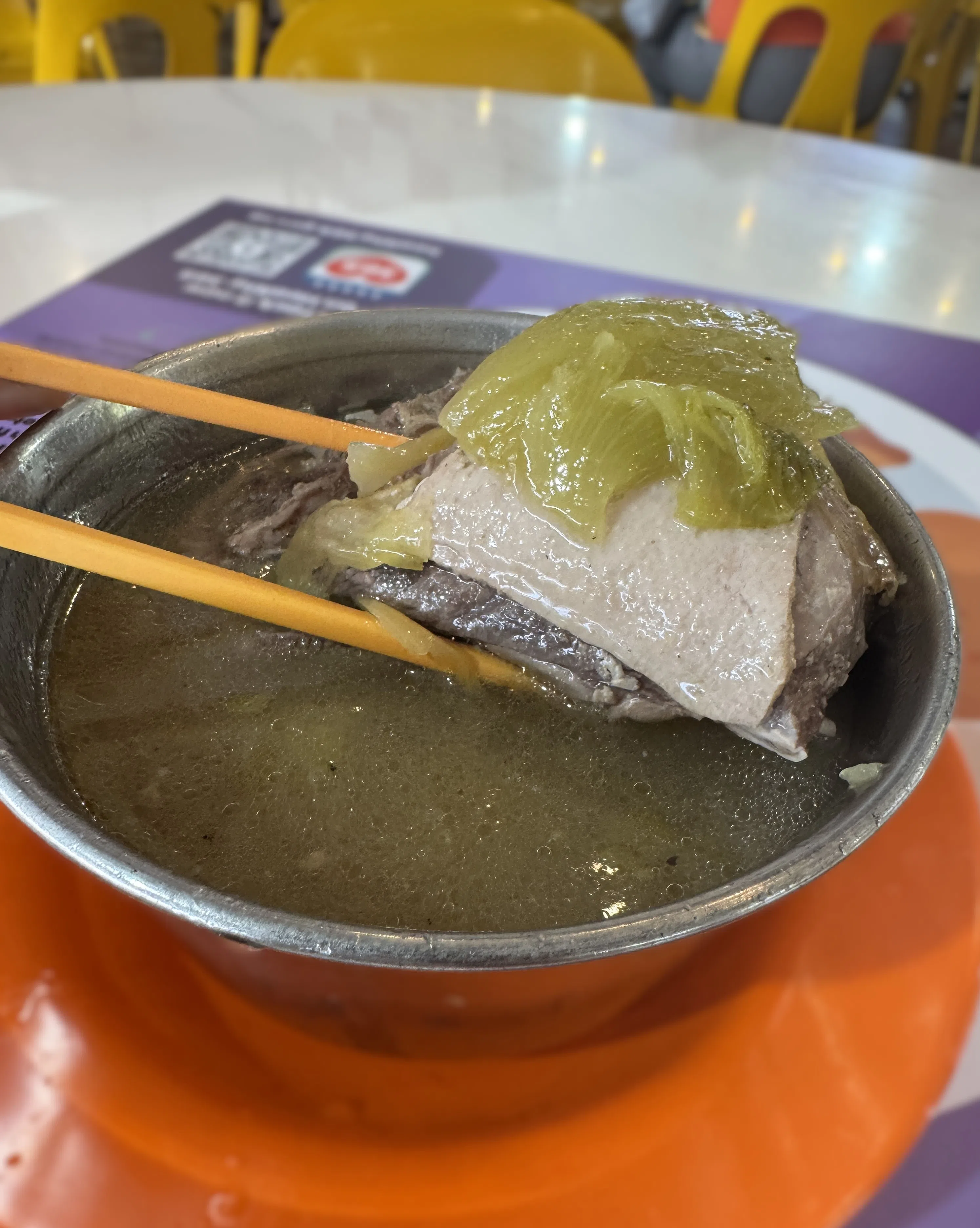 合成鸭饭的咸菜鸭汤，选用约2.5公斤的稚嫩鸭只。（翁铭芯摄）
