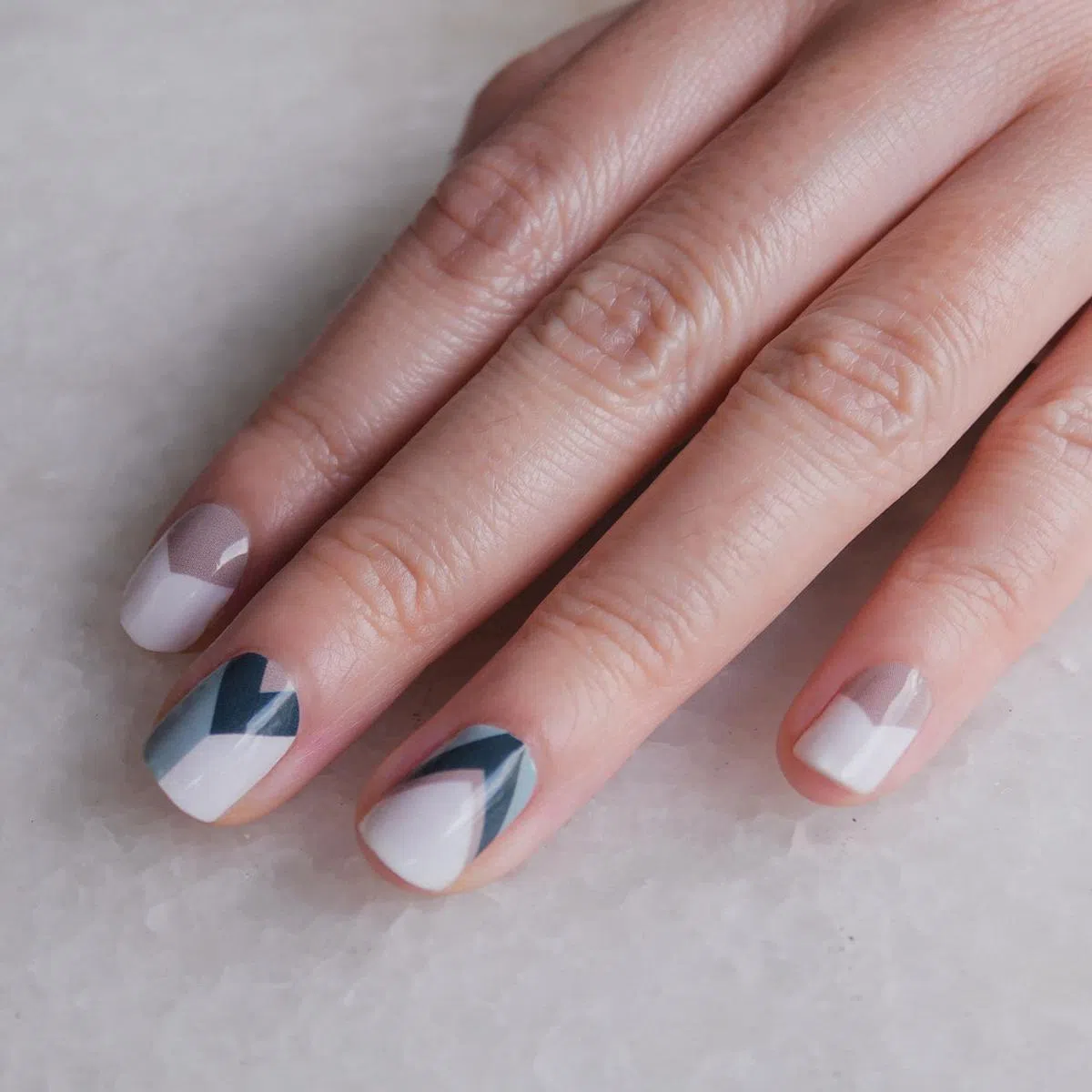 本地美甲贴纸品牌Nodspark，本季推出留白 式设计。（照片由受访者提供）