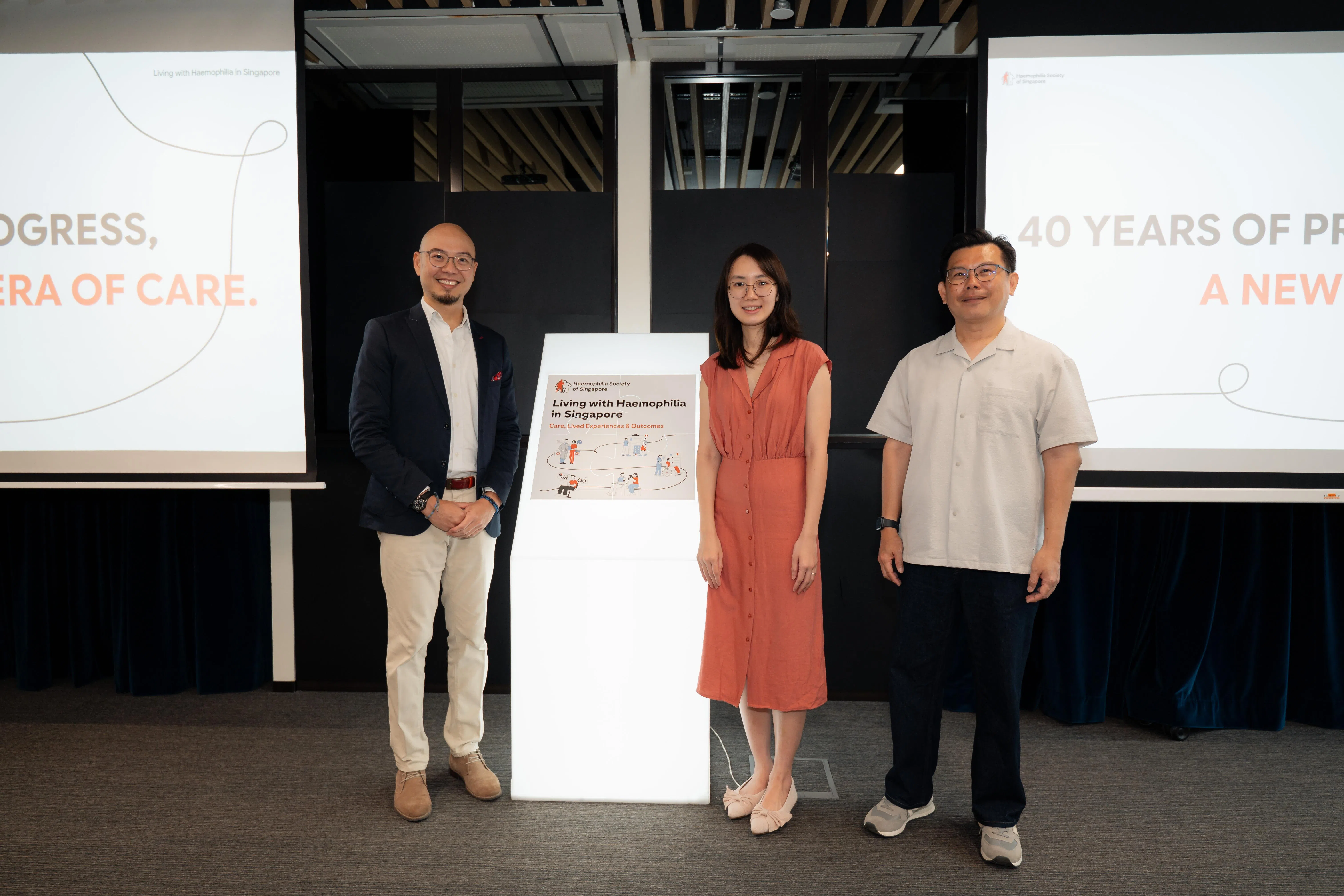 血友病协会主席胡记荣（左起）、国立大学医院血液科顾问医生林修绮，以及协会副主席陈泽苍，4月9日为本地首个针对血友病患及看护者生活状况的调查报告揭幕。（新加坡血友病协会提供）