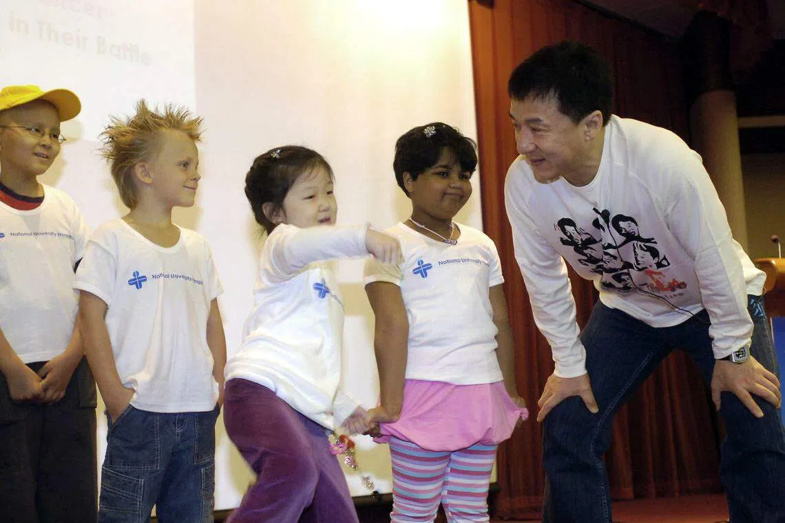 成龙2008年到新加坡国大医院探望患有癌症的孩童。（联合晚报）