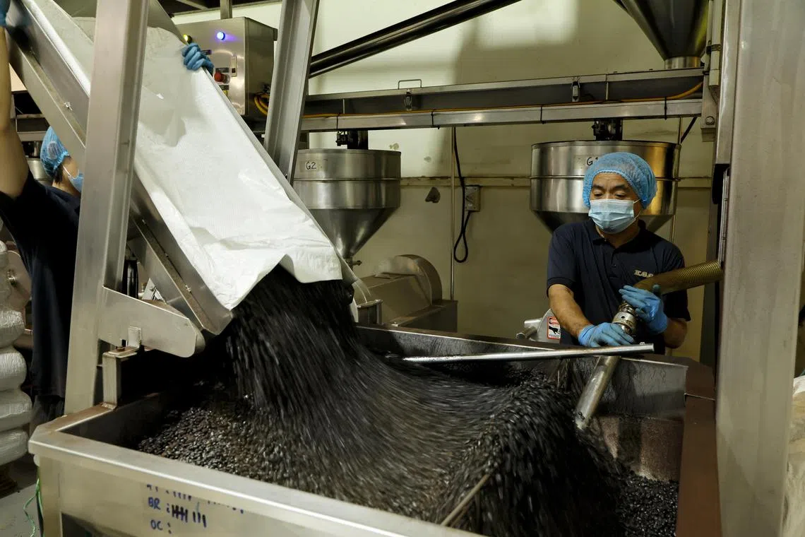 传统咖啡以罗布斯塔咖啡豆加糖和牛油烘焙，难度更高。（龙国雄摄）