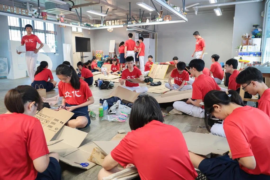 立化中学学生已连续10多年受邀参与及筹划文礼的嘉年华倒数活动，参与的学生紧锣密鼓制作倒数活动所需的游戏道具和摊子。（李冠卫摄）