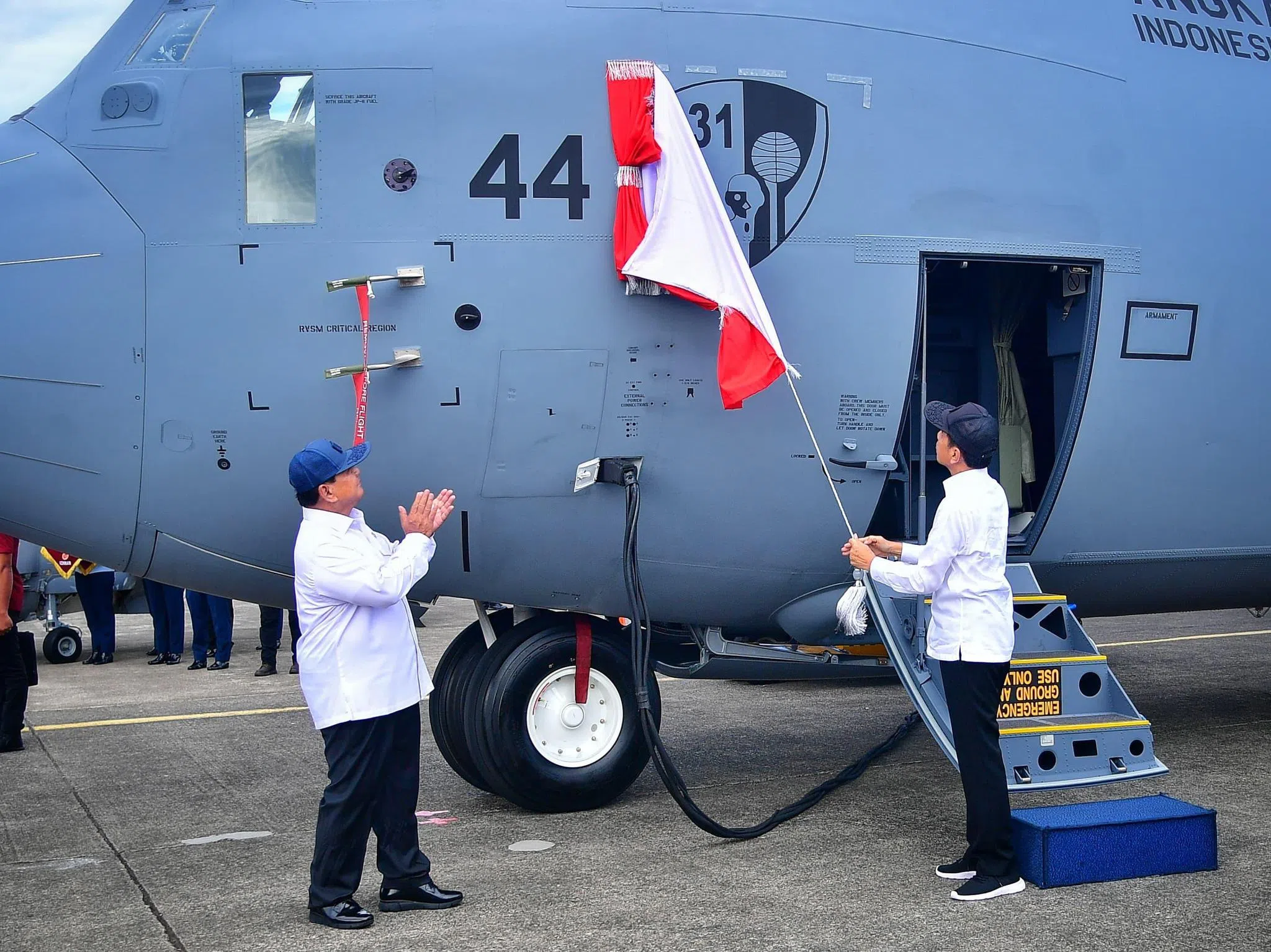 印尼总统佐科（右）星期三（1月24日）和国防部长普拉博沃一起出席军机交付仪式。佐科星期三说，只要不滥用政府资源，总统也可以在大选中选边站。（取自佐科脸书）