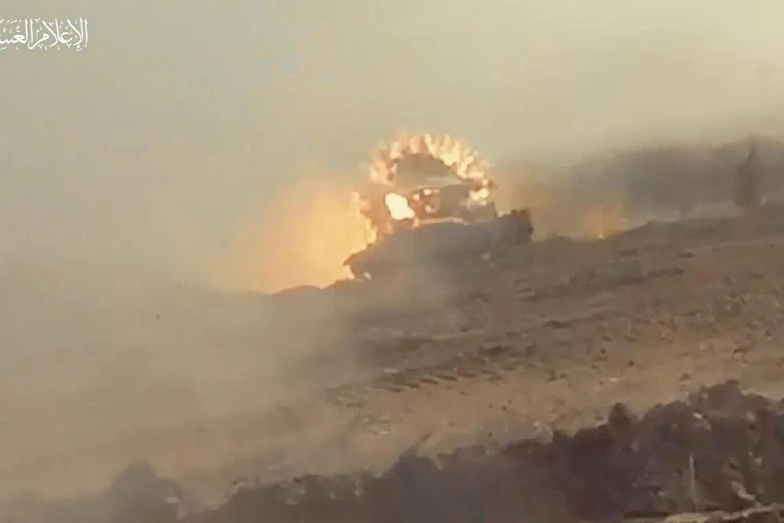 哈马斯发布视频，指他们的武装人员在加沙以反装甲炮弹击中以色列坦克。（路透社）