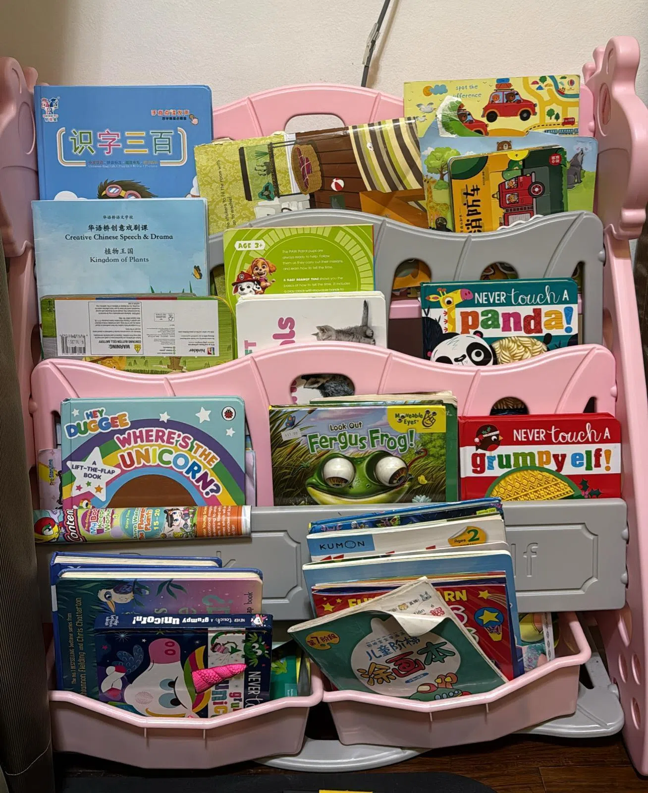 为了鼓励孩子阅读，洪照晰夫妇在家设了一个迷你图书馆，英文和华文书籍都有。他们几乎每天都会从中挑选，给女儿讲故事。（受访者提供）