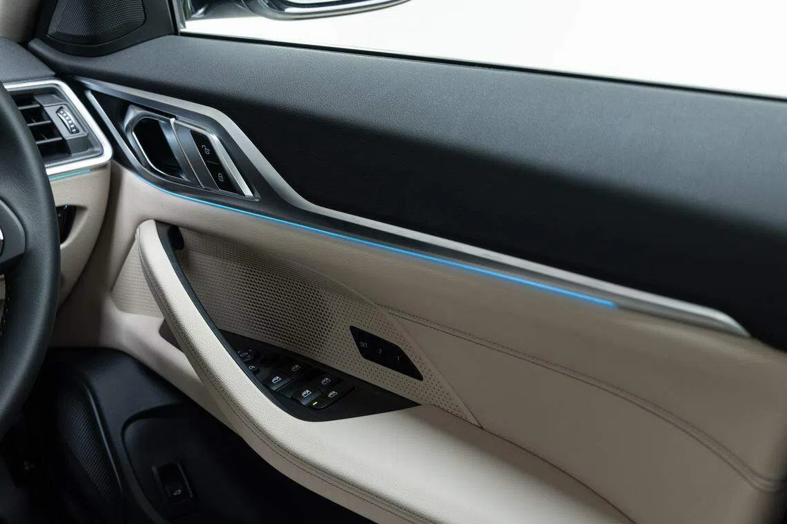 车门内侧有蓝色线条设计，代表i车型电动车的身份。（车商提供）