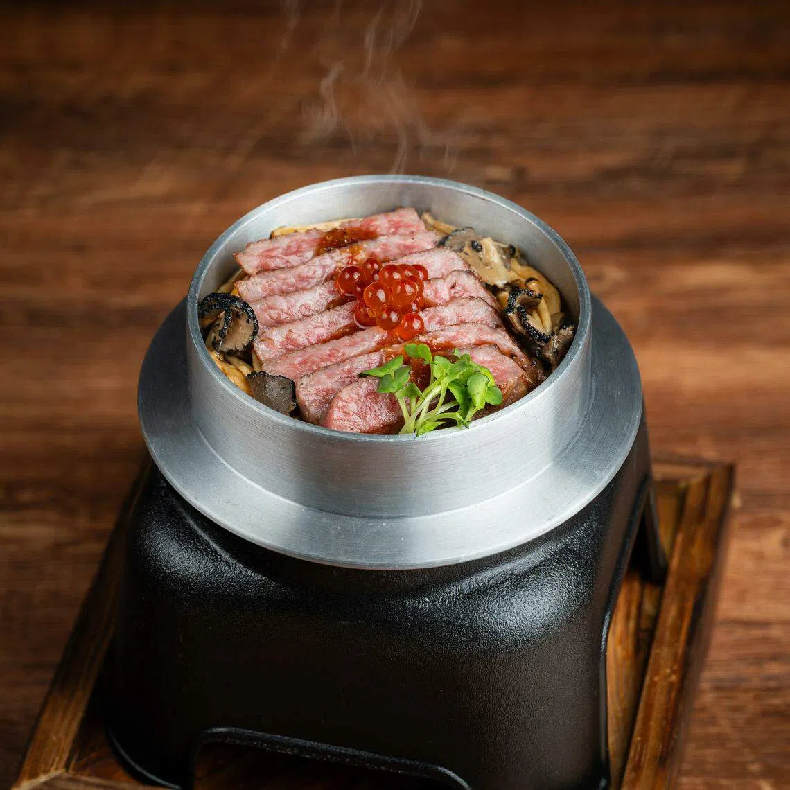 宫崎和牛釜饭，有松露和鲑鱼卵加分，奢华美味。（餐馆提供）