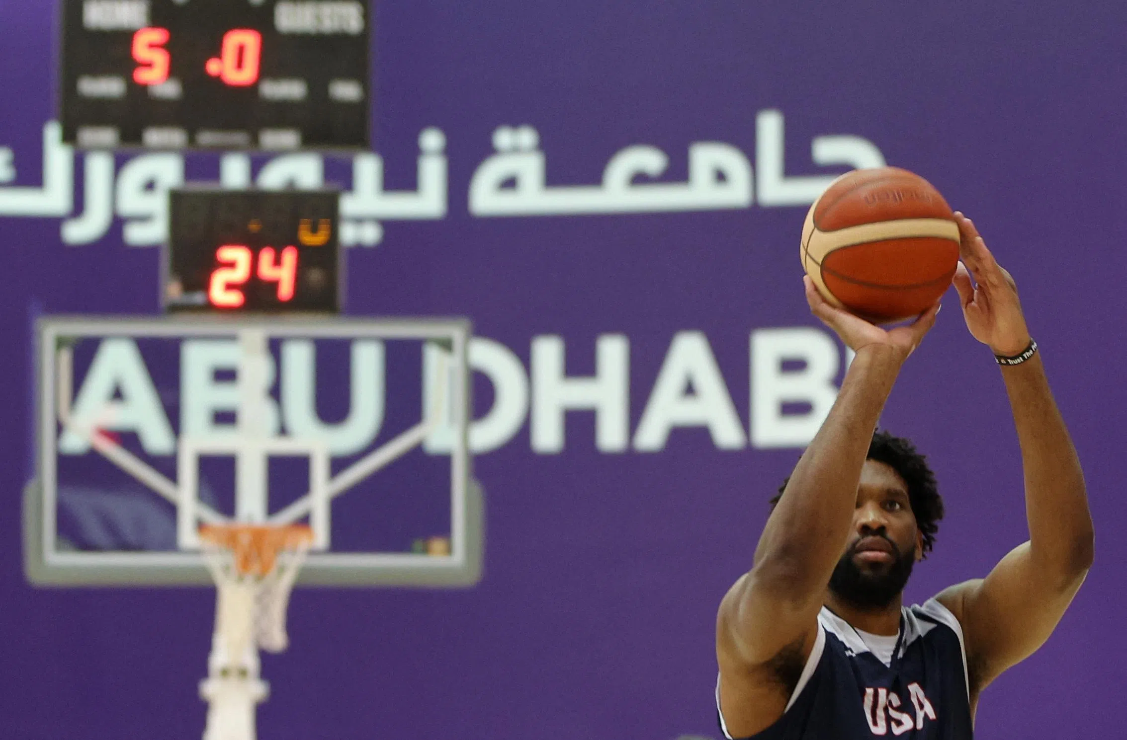 科尔表示，76人当家中锋恩比德（图）将继续首发。（路透社）