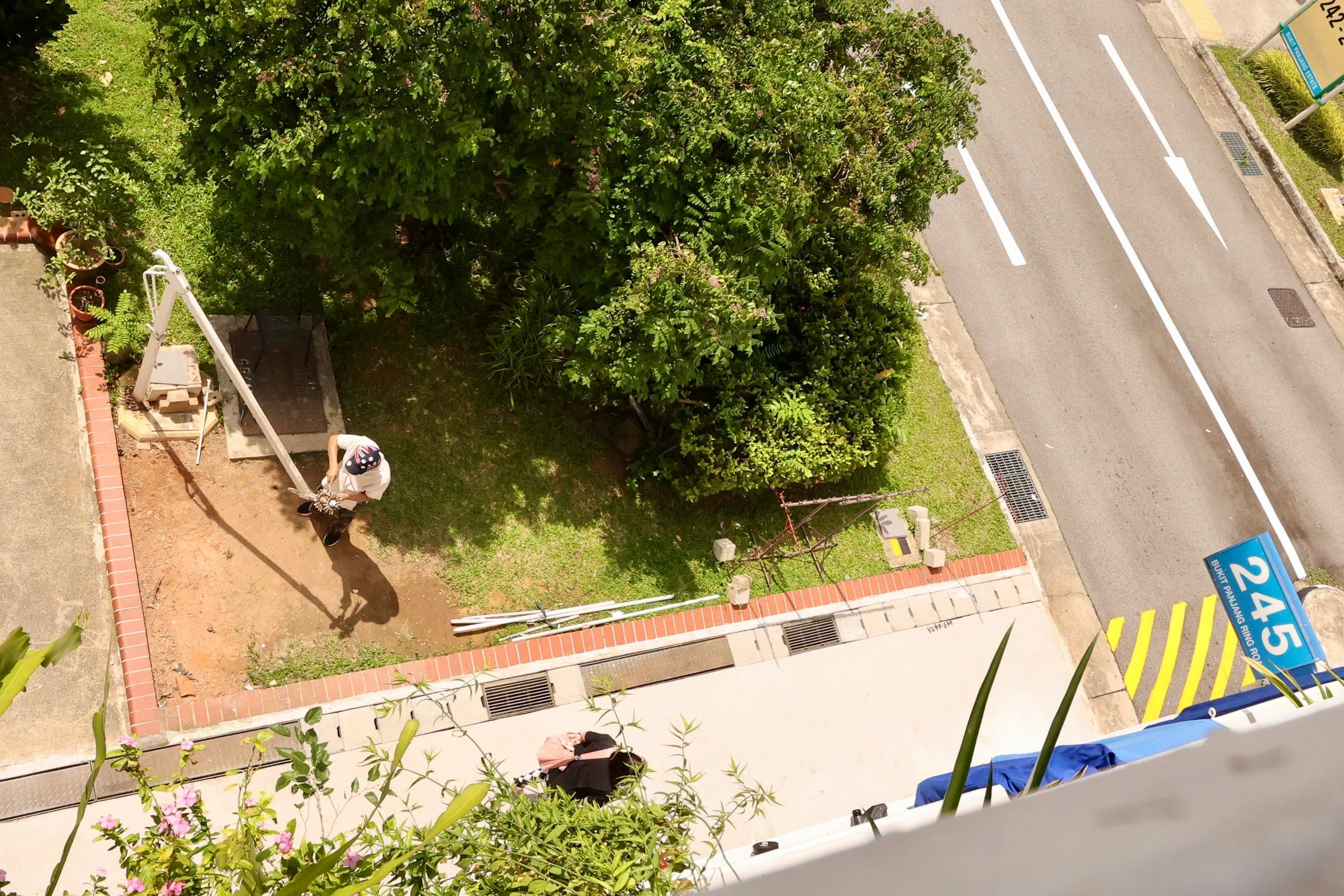 被指在户外设厨房烹饪的武吉班让居民4月18日早上拆卸屋外遮阳伞。（邬福梁摄）