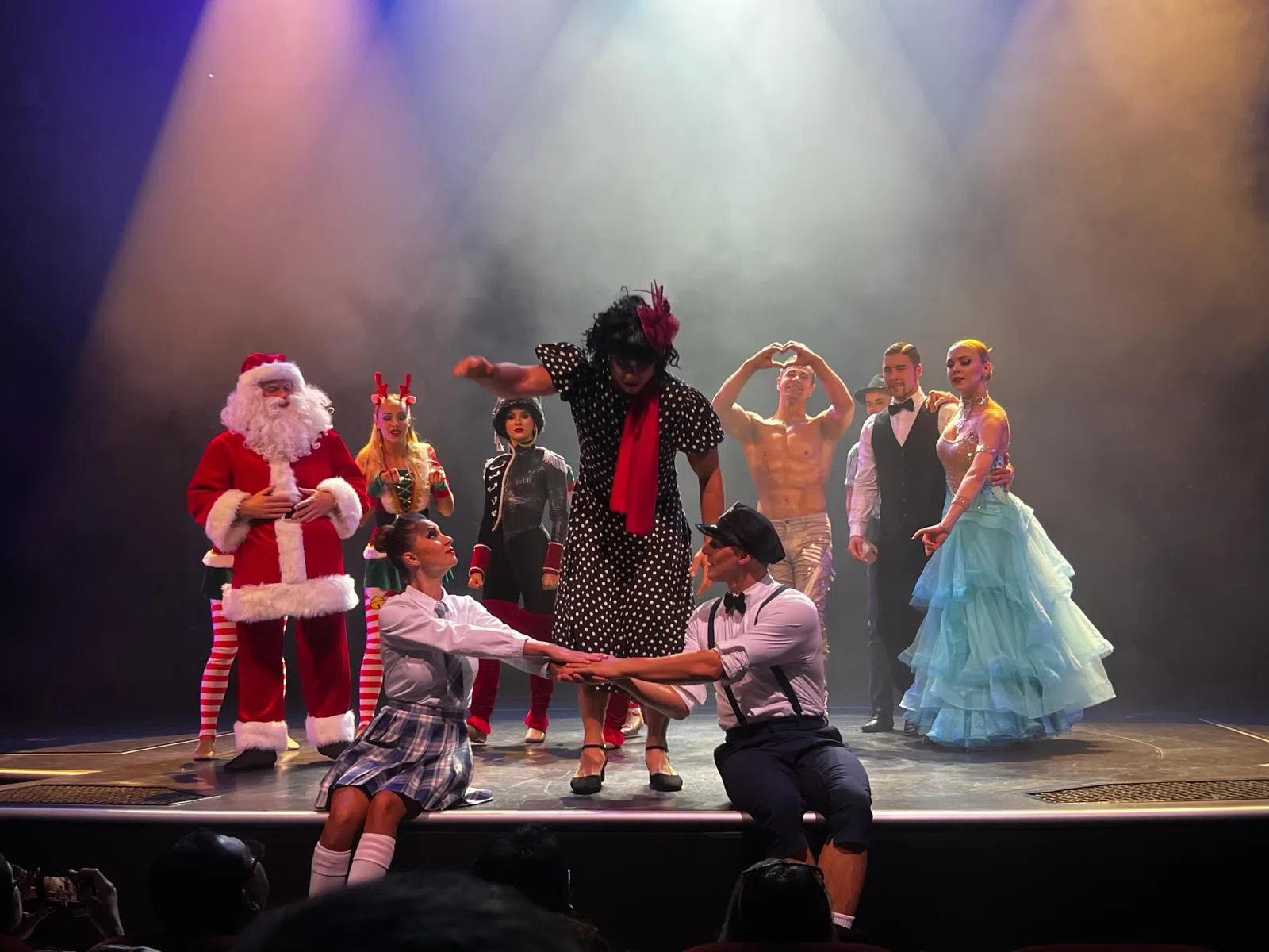 游轮上的魔术表演及歌舞秀，娱乐性高，足以让一家老少度过愉快的夜晚。（尤沙摄）