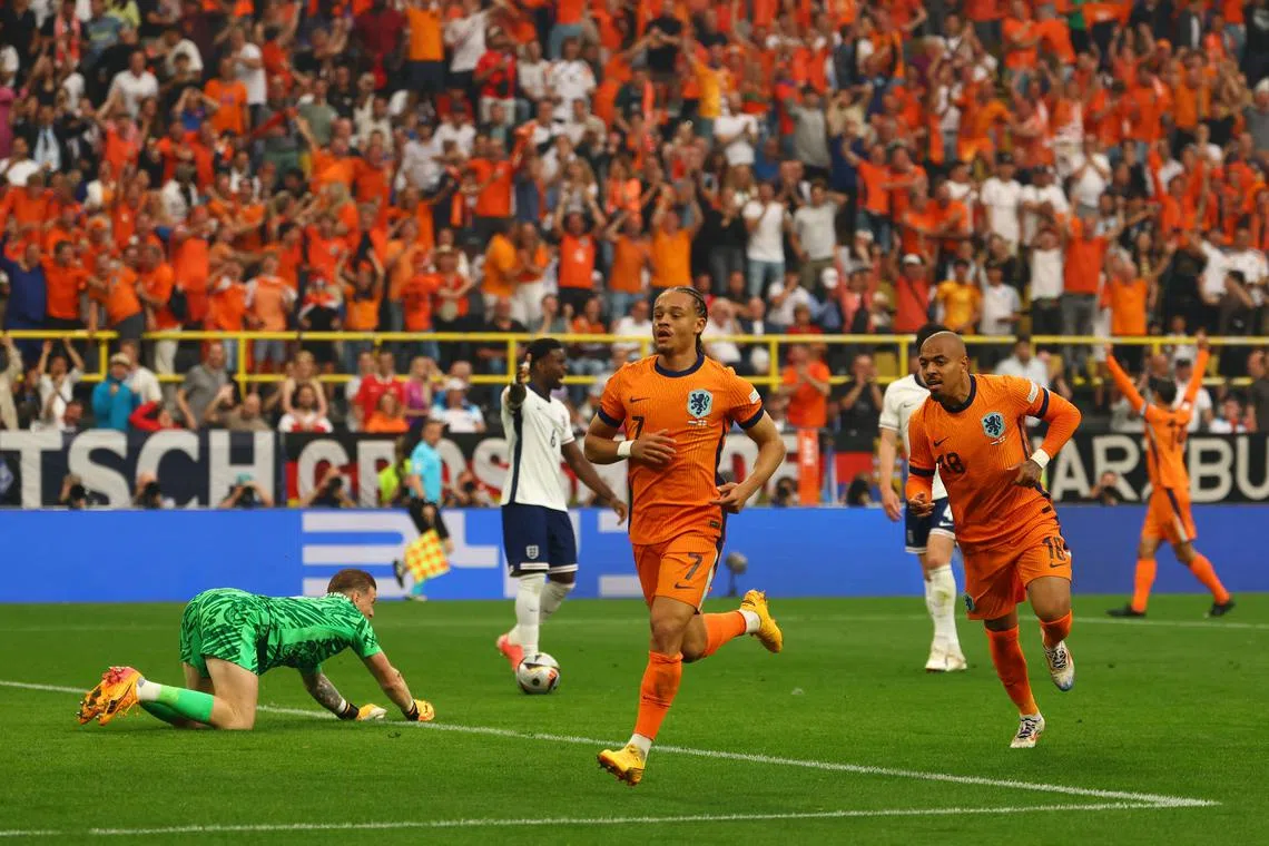 哈维·西蒙斯（中）爆射破门，为荷兰取得梦幻开局。（路透社）