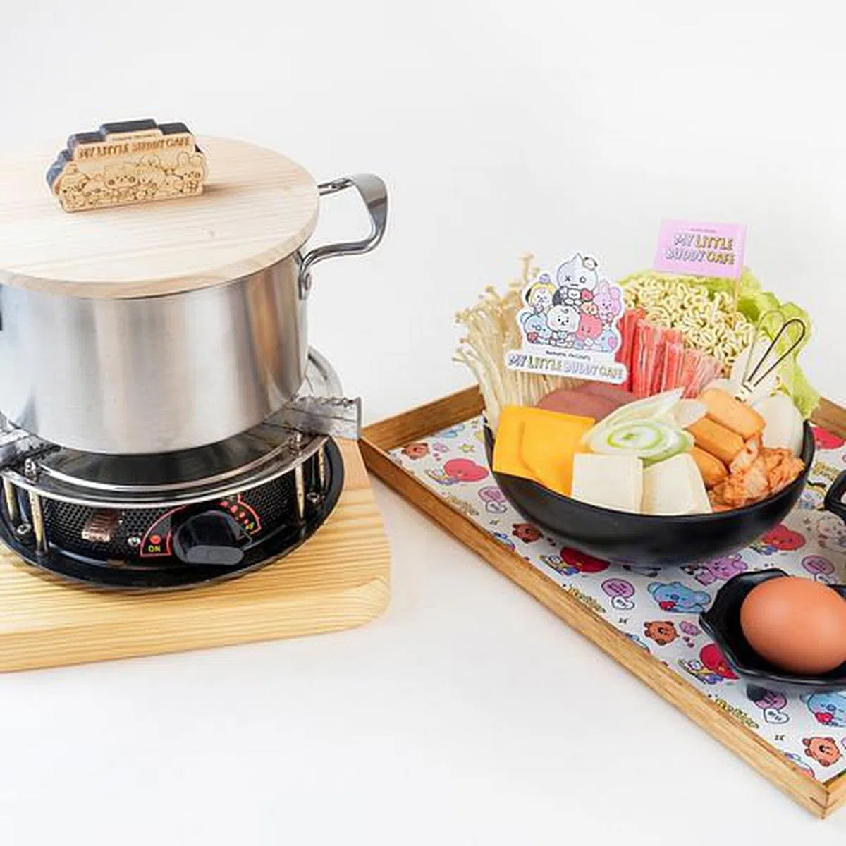 BT21 My Little Buddy Budae Jigae：韩式部队火锅配上韩国泡菜汤底，还有丰富的配料（图/商家提供）。