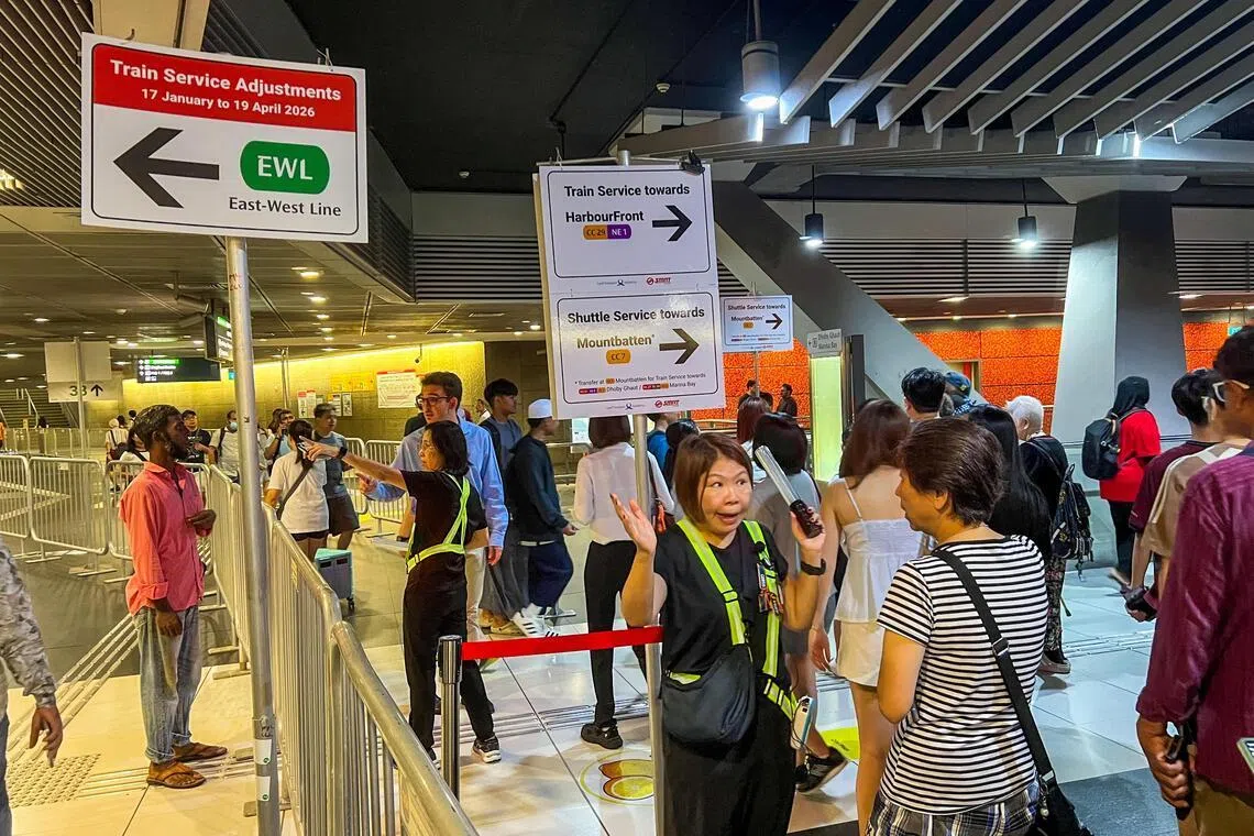 地铁环线星期六起进行为期三个月的加固工程，因此调整服务，工作人员在巴耶利峇地铁站内为乘客指路。（陈渊庄摄）