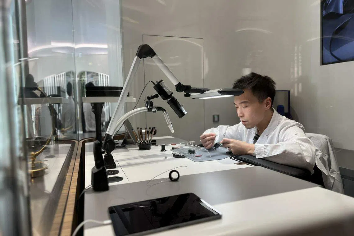 概念店里只有六分一的空间与腕表有关，展出少量腕表和一个机械技艺专台。（品牌提供）