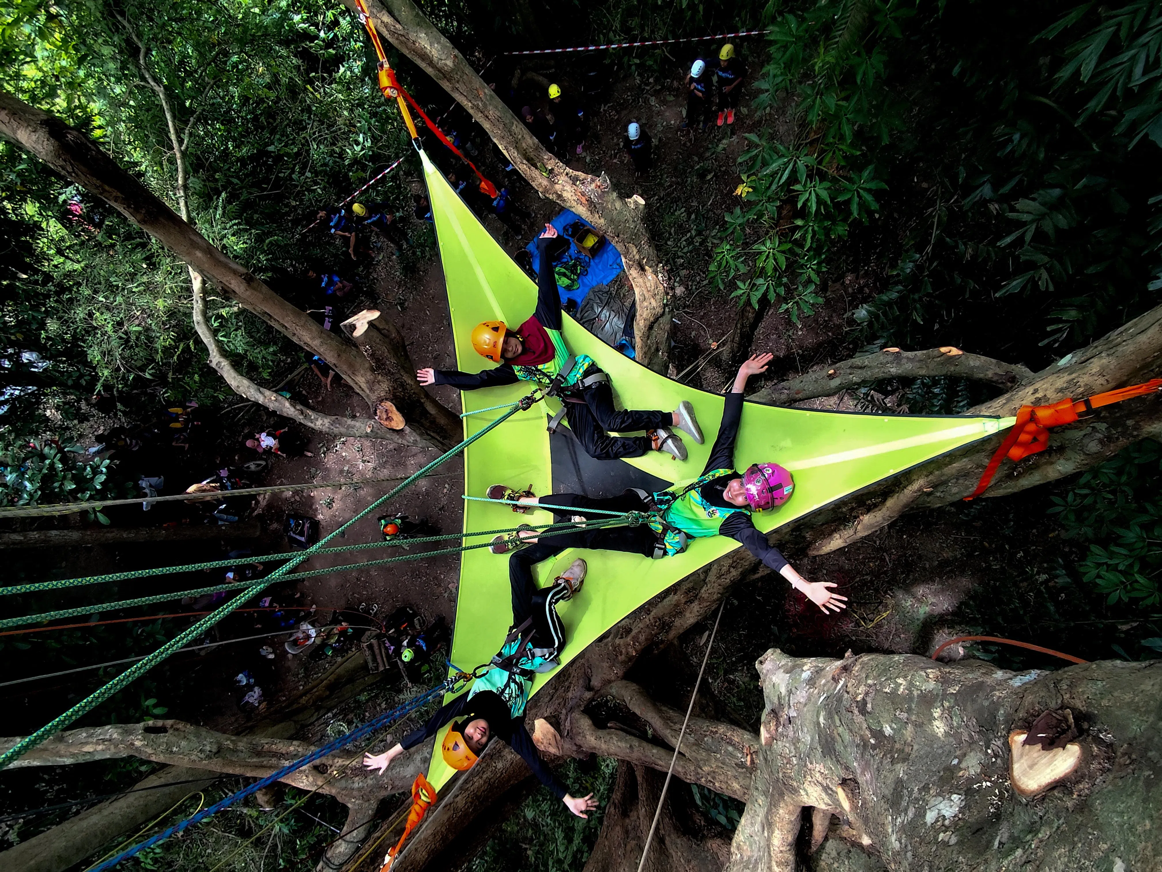 布蒂里诺艾莎（右起顺时针）、诺胡斯娜和诺哈妮斯志同道合，一起参加在吉兰丹举行的爬树活动，还首次体验在树上过夜。（马新社）
