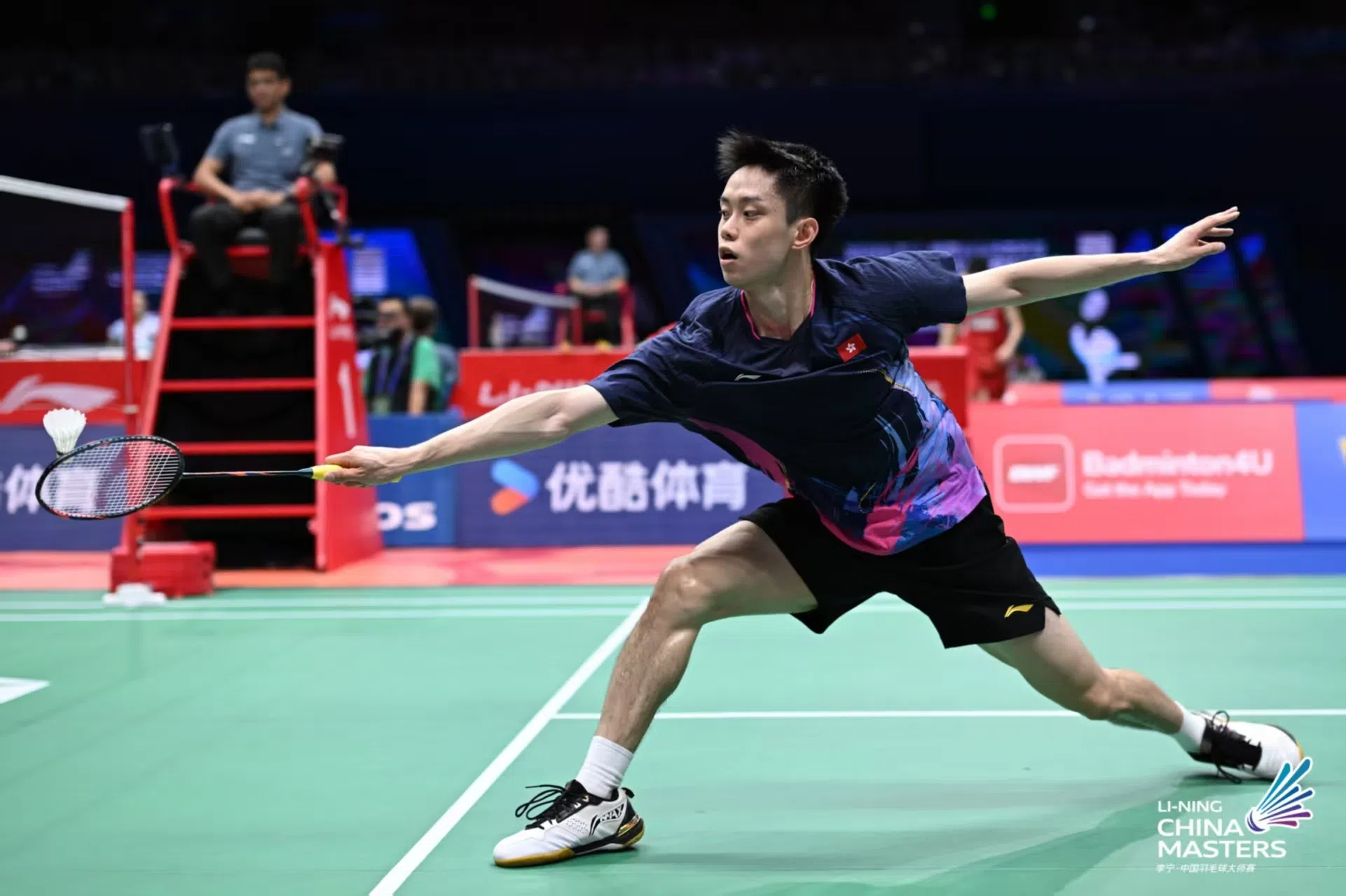 香港选手吴英伦爆冷以两个21比16挑落新科世界头号的印尼名将佐纳丹，率先闯进八强。（中国大师赛组委会提供）