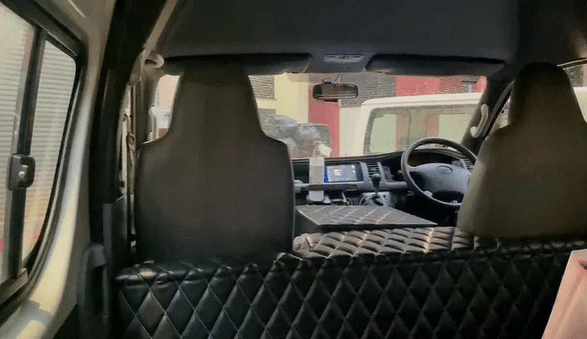 卫生部接送专车，依依坐在后排。依依说：“专车司机全副武装，身穿防护服，戴着护目镜和N95口罩。”