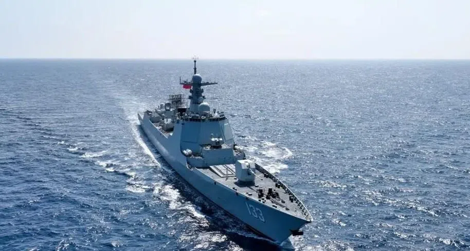 解放军海军导弹驱逐舰“包头舰”，舷号133，舰长159米，满载排水量7500吨，配备130毫米单管主炮，64格通用垂直发射系统和加长甲板，具备反舰、防空、反潜、反导的全维作战能力，已入列四年多。（解放军海军微信公众号）