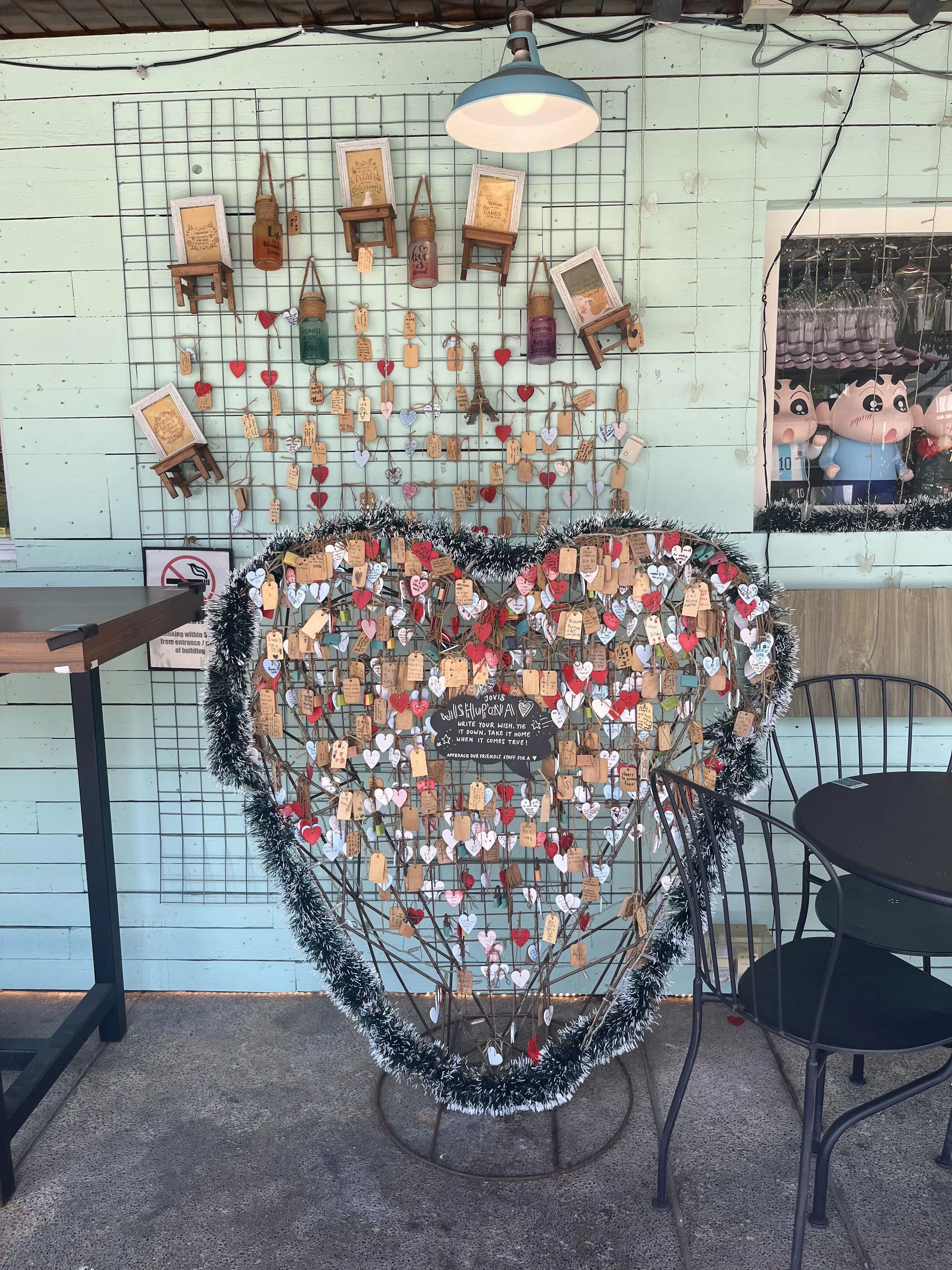 Jovis Cafe外的心形装饰，挂满一个个有心人写下的愿望。（陈映蓁摄）