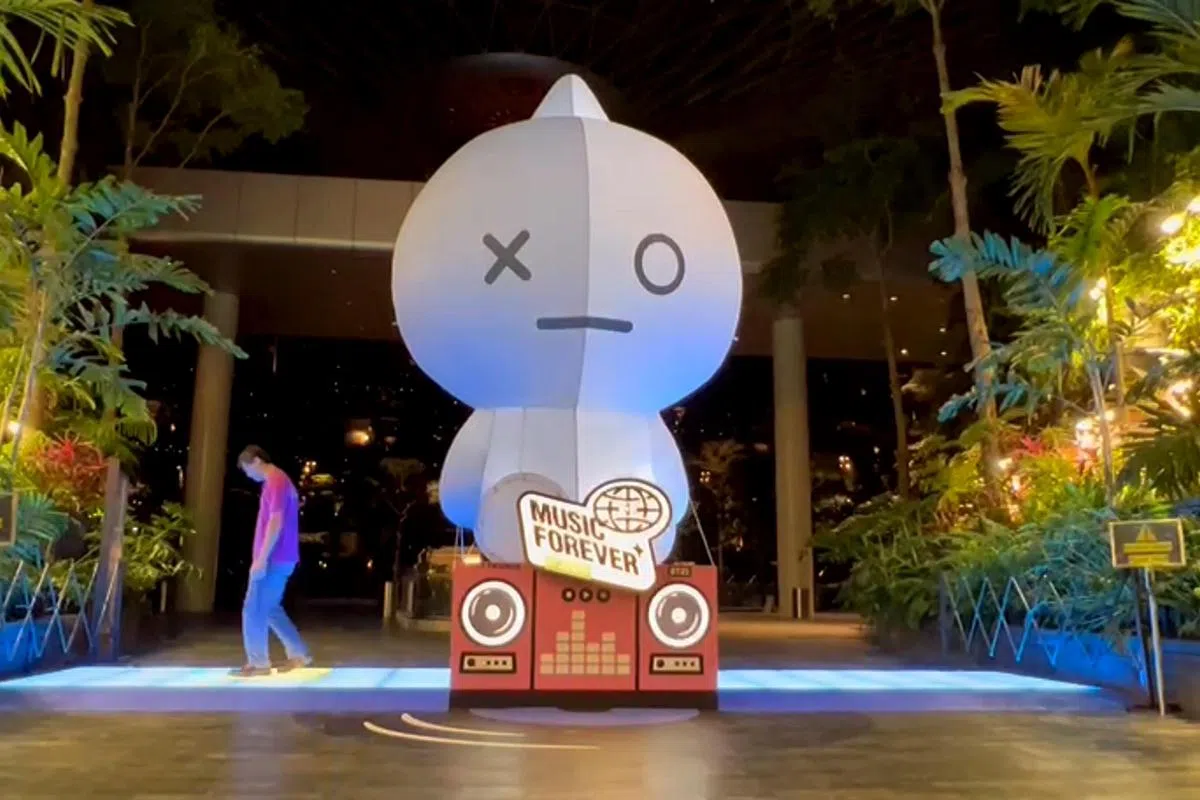 大型VAN脚下的灯光会随着触感改变颜色（商场提供）。