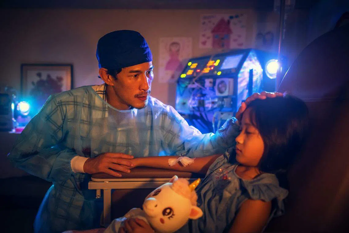 Shane Mardjuki（左）饰演黑医，为了患病的女儿不择手段。（mm2提供）