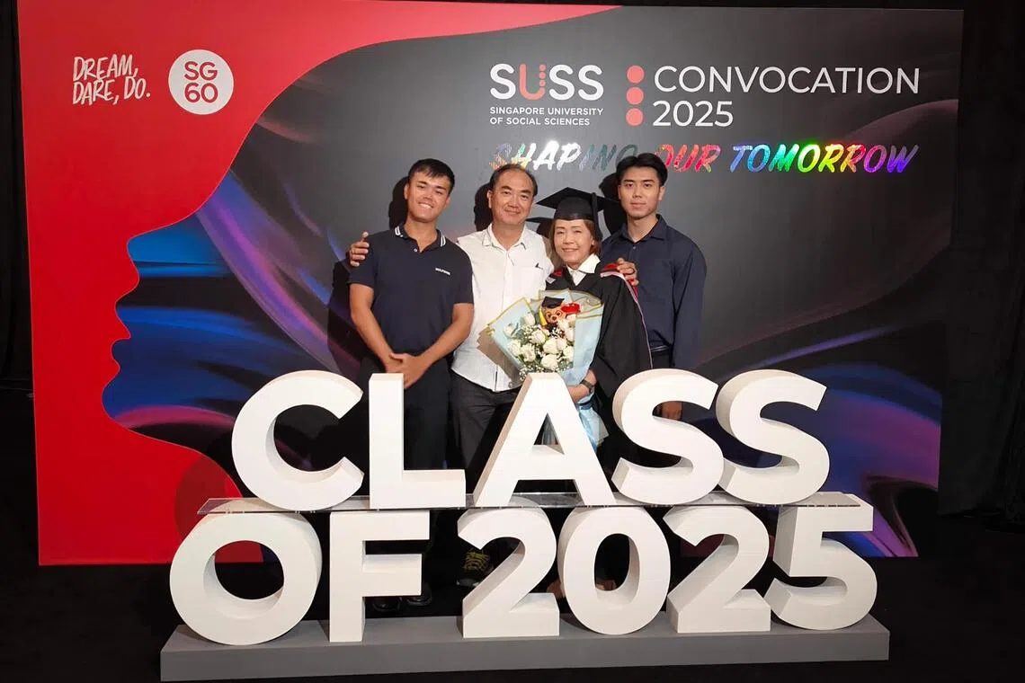 陈玉冰（右二）感谢丈夫张昌耀（左二）每晚在她下课后接送她回家，儿子张永安（左一）和张永康（右一）也在她的学习路上给予支持和鼓励。（受访者提供）