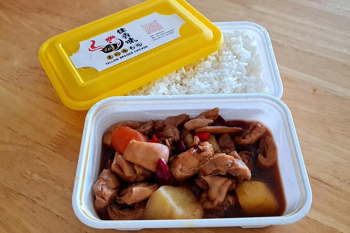 外带时摊主会将黄焖鸡和米饭分开盛放，食用前可将米饭倒入黄焖鸡中拌匀，让米饭充分吸收黄焖鸡的浓缩汤汁。（叶晓虹摄）