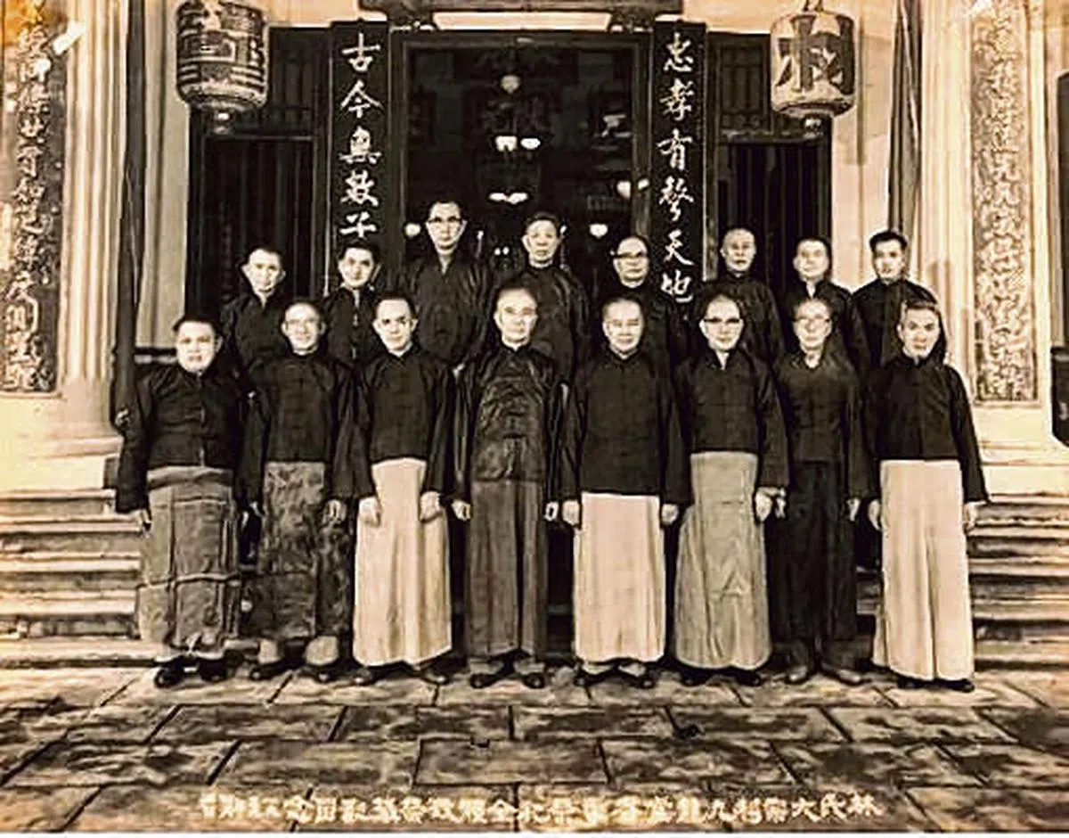 1959年4月30日九龙堂春祭祭祀合影，前排左四为林庆年。（林氏大宗祠九龙堂提供）