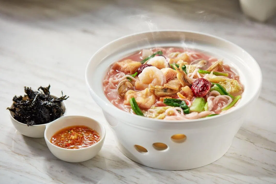 莆田餐馆的招牌菜不是高档鲍参翅肚，而是福建红菇海鲜卤面等招牌兴化菜，以朴实家常美味吸引食客。（档案照）