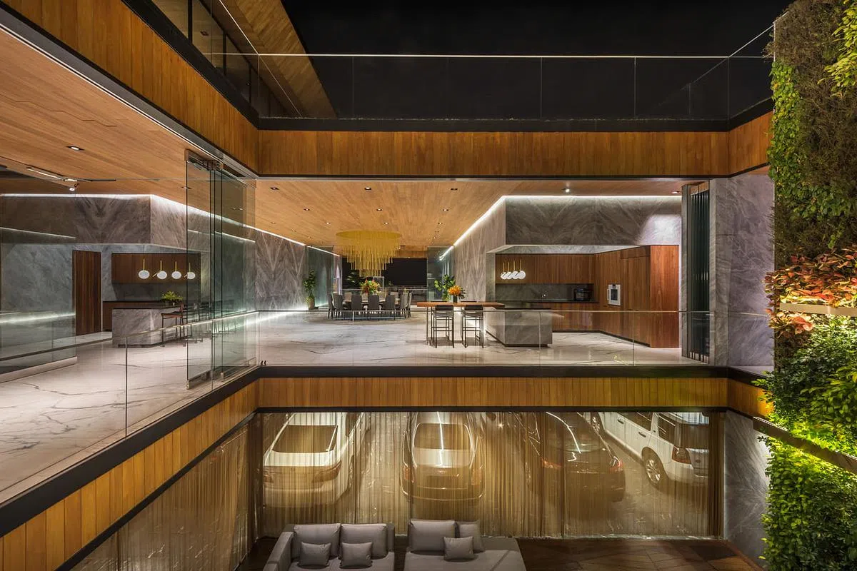 新建筑不同楼层的空间有客厅、后院休息室、天井，以及能停放八辆车的车库。（Edward Hendricks摄）