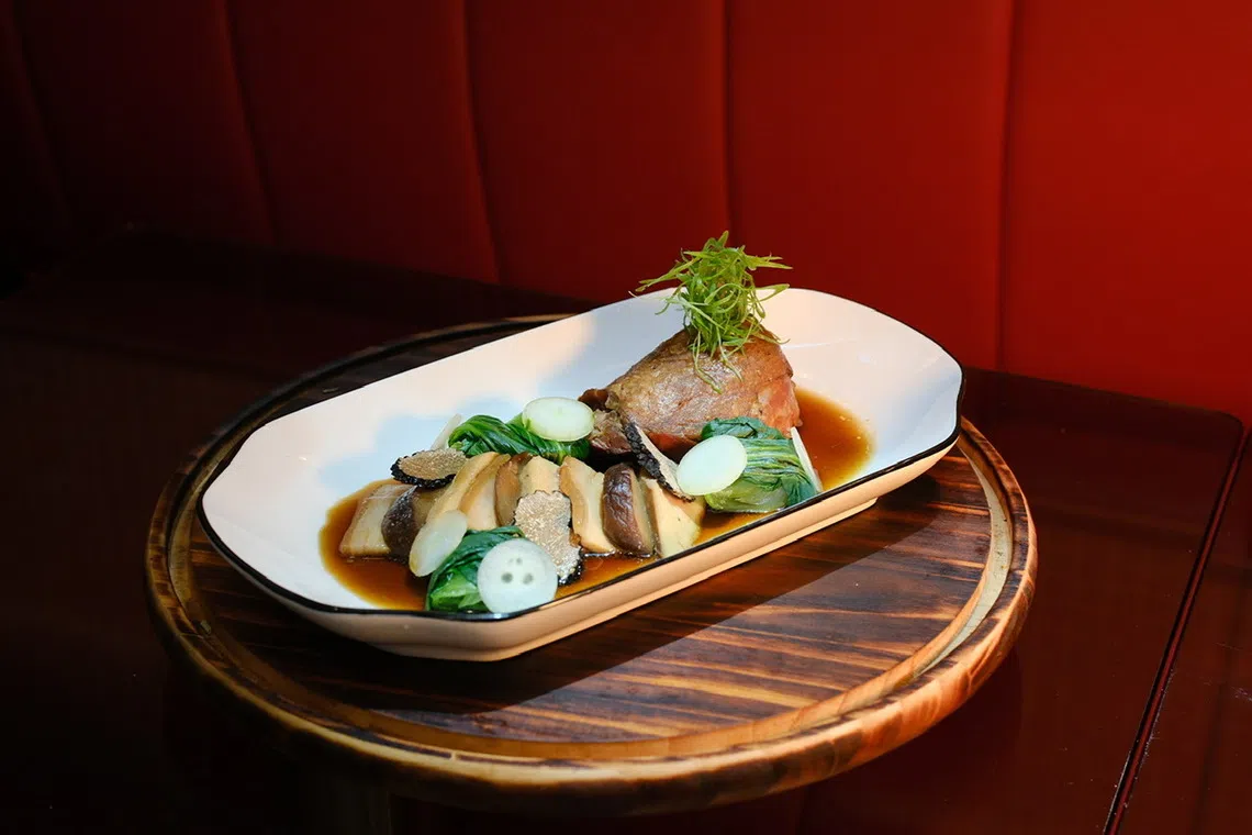 卤水拼盘有爱尔兰鸭腿、法国鹅肝、猪耳朵、三层肉和松露片。（餐馆提供）