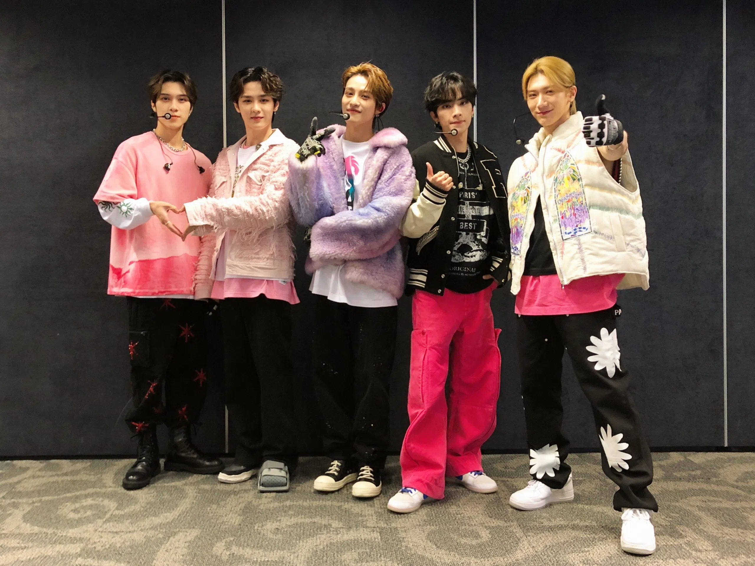 除了黄冠亨（左）和李永钦（右），钱锟（左二）、刘扬扬（中）及肖俊都是初次访新。（取自团体微博）