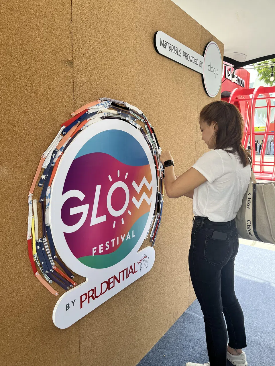 公众可随意把碎布条别在布景板上，一起感受手工活动的减压功效。（陈映蓁摄）