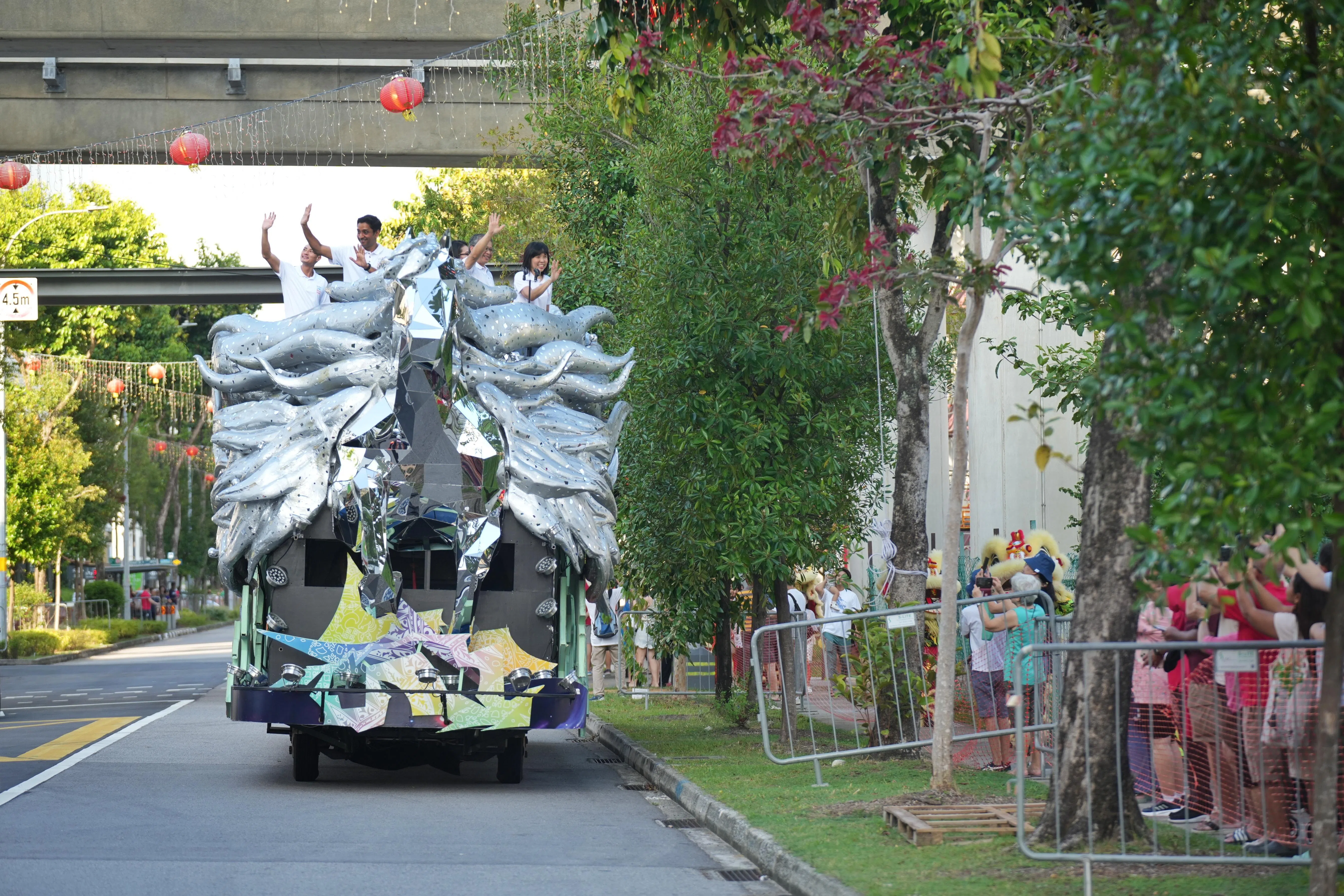 妆艺队伍出发到不同地区，途经樟宜四美、凤山、甘榜菜市、如切和勿洛五个站点，终点是碧湾道。（谢智扬摄）